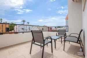 Μπαλκόνι ή βεράντα στο Private Pool Home I Near Beach & Downtown with WiFi