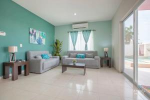 Χώρος καθιστικού στο Private Pool Home I Near Beach & Downtown with WiFi