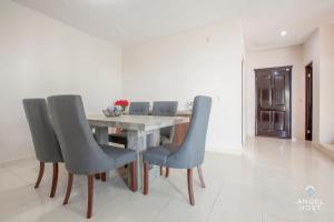 Χώρος καθιστικού στο Private Pool Home I Near Beach & Downtown with WiFi