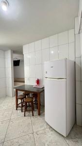 Η κουζίνα ή μικρή κουζίνα στο APARTAMENTO VISTA AO MAR - Elevador - PIUMA