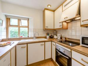 Virtuvė arba virtuvėlė apgyvendinimo įstaigoje 1 Bed in Borrowdale SZ459