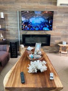 a living room with a coffee table and a tv at Casa con piscina súper bonita ! in Salinas