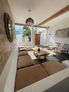 ein Wohnzimmer mit braunen Sofas und einem Tisch in der Unterkunft Casa con piscina súper bonita ! in Salinas