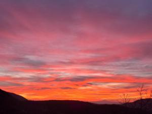 un coucher de soleil avec un ciel violet et rouge dans l'établissement Agriturismo Le Case, à Assise