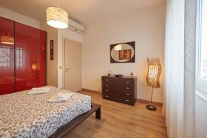 a bedroom with a bed and a dresser and a mirror at Casa Gordigiani - bilocali con parcheggio in Florence