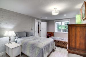Un pat sau paturi într-o cameră la Welcoming Gardiner Home Near Oregon Dunes Rec Area