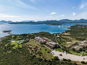 una vista aérea de un complejo situado junto a un cuerpo de agua en Portisco Living en Marina di Portisco