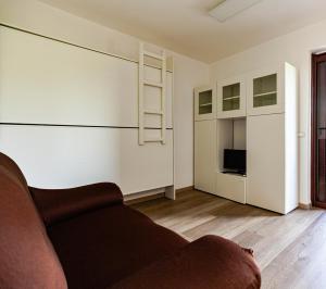 - un salon avec un canapé et une télévision dans l'établissement Portisco Living, à Marina di Portisco