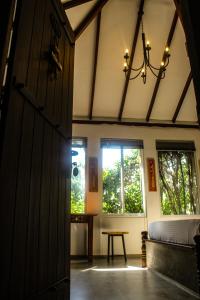 eine offene Tür zu einem Zimmer mit einem Bett und Fenstern in der Unterkunft Villa Olde Ceylon in Kandy
