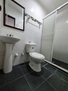La salle de bains est pourvue de toilettes, d'un lavabo et d'une douche. dans l'établissement Hotel Mayte, à Fonseca