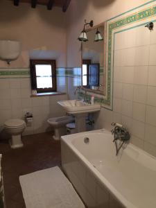 a bathroom with a tub and a sink and a toilet at Villa Fonte all'Oppio con area piscina recintata in Pienza +93 photos