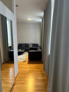uma sala de estar com um sofá e uma mesa em Al Nafurah Apartments em Munique