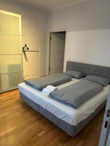 Кровать или кровати в номере Al Nafurah Apartments