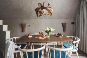 una sala da pranzo con tavolo e sedie in legno di Ardlui Retreat Lodge 3 ad Arrochar