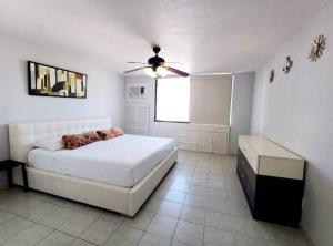 Postel nebo postele na pokoji v ubytování Espacioso departamento en Cancún