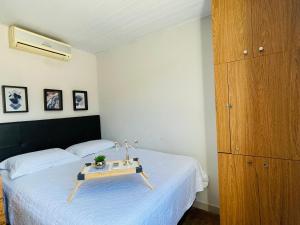 Giường trong phòng chung tại Flat Acolhedor Um encanto em Umuarama