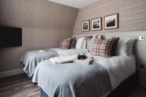 A bed or beds in a room at Ardlui Retreat Lodge 7