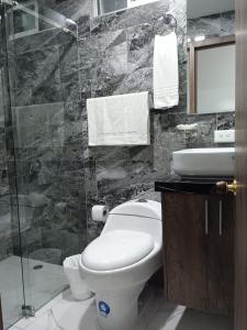 Koupelna v ubytování Hotel + Arte + 37 fotografií