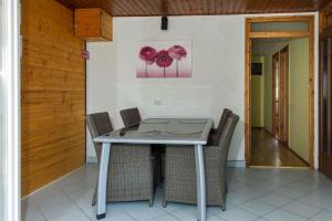 uma mesa de jantar com cadeiras e uma foto na parede em Holiday home in Balatonmariafürdo 19534 em Balatonmáriafürdő