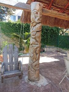 un poste de madera con un columpio y una silla en Casa Kante, en Puerto Morelos