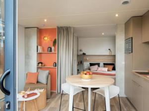 mały apartament ze stołem i sypialnią w obiekcie Campasun Camping de l'Aigle w mieście Aiguines