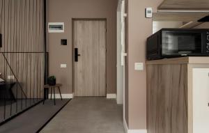 Cette chambre dispose d'un couloir avec une porte et d'une télévision. dans l'établissement GAVAS Cozy Studios Central David Prodan, à Cluj-Napoca