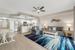 un soggiorno con un divano e un tavolo di Lakeview Luxury at Laketown Wharf #235 by Nautical Properties a Panama City Beach