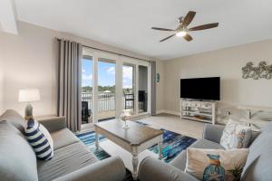 un soggiorno con divano e TV a schermo piatto di Lakeview Luxury at Laketown Wharf #235 by Nautical Properties a Panama City Beach