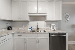 Cucina o angolo cottura di Lakeview Luxury at Laketown Wharf #235 by Nautical Properties