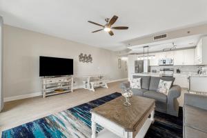 Cucina o angolo cottura di Lakeview Luxury at Laketown Wharf #235 by Nautical Properties