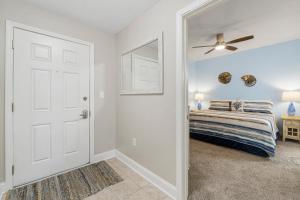 Letto o letti in una camera di Lakeview Luxury at Laketown Wharf #235 by Nautical Properties
