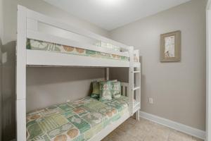 Letto o letti in una camera di Lakeview Luxury at Laketown Wharf #235 by Nautical Properties