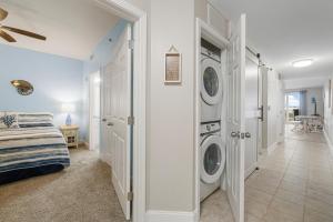 Letto o letti in una camera di Lakeview Luxury at Laketown Wharf #235 by Nautical Properties