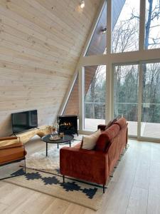 uma sala de estar com um sofá e uma lareira em Fox Ridge-Black Alder Lodging em Logan