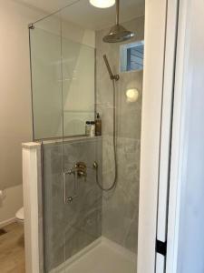 um chuveiro com uma porta de vidro na casa de banho em Fox Ridge-Black Alder Lodging em Logan