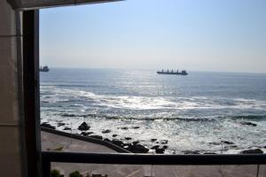 una finestra con vista sull'oceano di Departamento Amoblado Av. Grecia ad Antofagasta