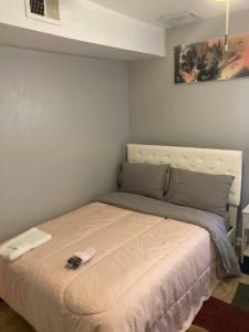 a bedroom with a bed in a room at Lovely indoor FPL w/ BBQ / FIREPIT near FSU & FAMU in Tallahassee
