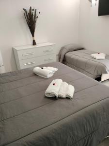 2 handdoeken op een bed in een kamer bij Holiday Home Litteri in Catania