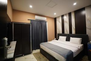 Una cama o camas en una habitación de Ward Hotel Basra