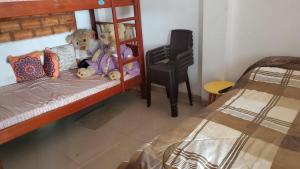 Zwei Stofftiere sitzen auf einem Etagenbett. in der Unterkunft REFUGIO ROSITA APARTAMENT in Tarapoto