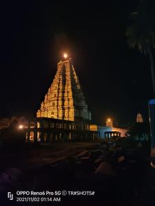 una vista su un grande tempio di notte di Reddy home stay a Hampi
