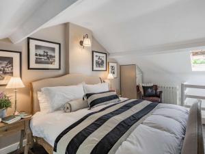 um quarto com uma cama com um cobertor preto e branco em 1 Bed in Normanby 79105 em Normanby