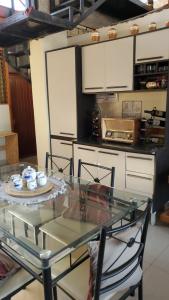 einen Glastisch und Stühle in der Küche in der Unterkunft REFUGIO ROSITA APARTAMENT in Tarapoto