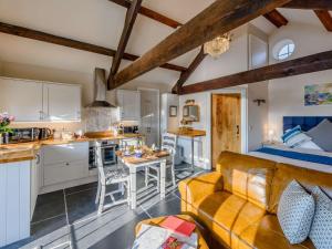 Η κουζίνα ή μικρή κουζίνα στο 1 Bed in Exmoor 81477