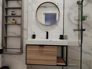 a bathroom with a sink and a mirror at zélu apartamento centro da Guarda in Guarda