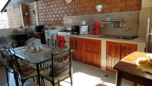 eine Küche mit einem Tisch mit Stühlen und einer Arbeitsplatte in der Unterkunft REFUGIO ROSITA APARTAMENT in Tarapoto