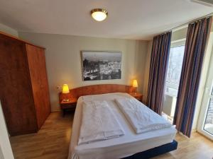 - une chambre avec un grand lit et une fenêtre dans l'établissement TopDomizil - Apartments "Residenz Prenzelberg", à Berlin