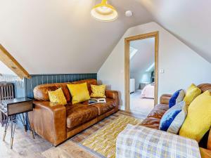 的住宿－1 Bed in Uckfield 82279，客厅配有棕色的沙发和镜子