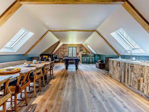 的住宿－1 Bed in Uckfield 82279，阁楼用餐室设有天窗和木地板。