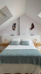 1 dormitorio con 1 cama grande con sábanas azules en Casa Pieiteiro en Corcubión